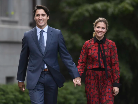 Ly thân vợ, Thủ tướng Canada Trudeau quyết tâm tranh cử lần 4 - Ảnh 1. Thủ tướng Canada Justin Trudeau tay trong tay cùng vợ vào tháng 9-2019 - Ảnh: AP