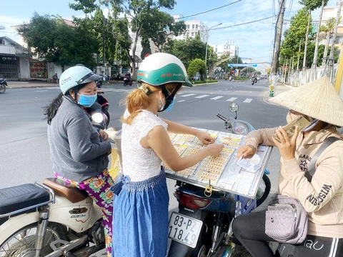 Người dân miền Tây có thói quen mua vé số kiến thiết cầu may đổi đời - Ảnh: KHẮC TÂM Người dân miền Tây có thói quen mua vé số kiến thiết cầu may đổi đời - Ảnh: KHẮC TÂM
