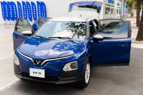 Những mẫu ô tô điện bán chính thức ở Việt Nam: VinFast đông nhất, Hyundai 'lăm le' - Ảnh 1. Do VF 3 chưa được bày bán, VinFast VF 5 đang là mẫu xe nhỏ nhất của hãng xe Việt. Nhờ mức giá dễ chịu nhất