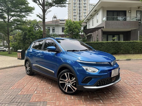 Những mẫu ô tô điện bán chính thức ở Việt Nam: VinFast đông nhất, Hyundai 'lăm le' - Ảnh 1. VinFast VF e34 là mẫu xe điện đầu tiên được hãng phân phối, định vị ở phân khúc SUV/crossover hạng B+. Trong 6 tháng đầu năm 2023, e34