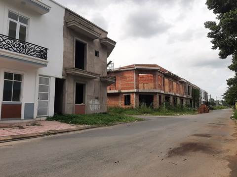 Thu hồi lại đất hàng loạt dự án tại Vĩnh Long - Ảnh 1. Khu nhà ở xã hội của Công ty Hoàng Quân MêKông đang xây dựng dở dang nằm trong danh sách bị thu hồi đất tại Vĩnh Long - Ảnh: CHÍ HẠNH