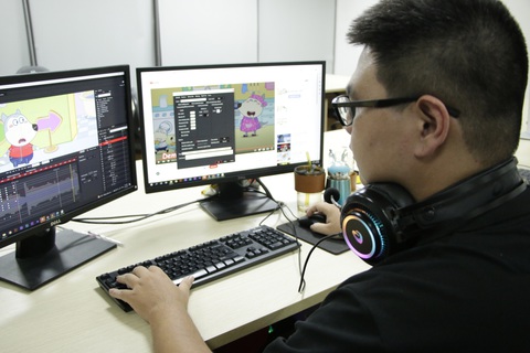 Tranh chấp 3.000 video Wolfoo: 'YouTube không thực hiện đúng quy định pháp luật Việt Nam' - Ảnh 2. Họa sĩ tạo hình nhân vật Wolfoo - chú sói nhỏ với đặc tính dũng cảm, kiên trì, có tính kỷ luật và tinh thần đồng đội - Ảnh: Sconnect