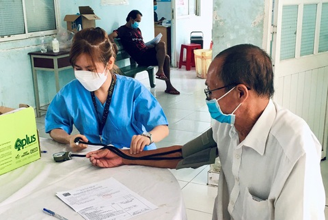Lần đầu tiên, TP.HCM mở “ngày hội việc làm” dành cho các bác sĩ trẻ - Ảnh 1. Bác sĩ trẻ Mai Anh thăm khám bệnh tại Trạm y tế xã Tân Thạnh Tây, huyện Củ Chi, TP.HCM - Ảnh: NVCC