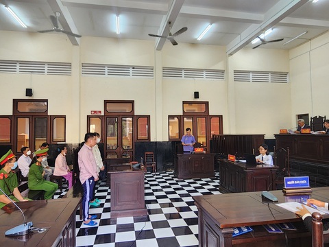 Đôi nam nữ lãnh 30 năm tù về tội làm, tàng trữ tiền giả - Ảnh 2. Quang cảnh phiên tòa xét xử bị cáo Toản và Cầm - Ảnh: HOÀI THƯƠNG