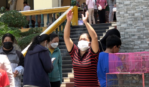 Kiểm lâm đến cổng chùa nhắc nhở, khuyến cáo người bán chim phóng sinh - Ảnh 3. Một người đi lễ chùa ở Vũng Tàu thả chim phóng sinh vào trưa 30-8 - Ảnh: Đ.H.