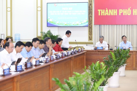 Chủ tịch Phan Văn Mãi: Quy hoạch đang “lỗ lỗ da beo” cần tư duy đổi mới - Ảnh 1. Phiên họp kinh tế - xã hội tháng 8 vào chiều 30-8 - Ảnh: T.N.