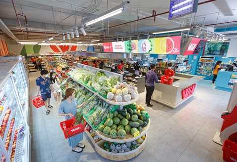 Masan liên tiếp đạt các giải thưởng uy tín - Ảnh 3. Người dân mua sắm tại siêu thị WinMart