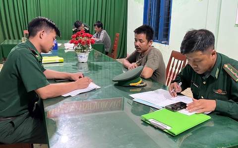 Tàu Trung Quốc truy đuổi tàu cá Việt Nam ở Hoàng Sa, phun vòi rồng làm 2 ngư dân bị thương - Ảnh 3. Các ngư dân trình báo sự việc bị tàu nước ngoài tấn công khi đang đánh bắt ở quần đảo Hoàng Sa thuộc chủ quyền của Việt Nam - Ảnh: T.M.
