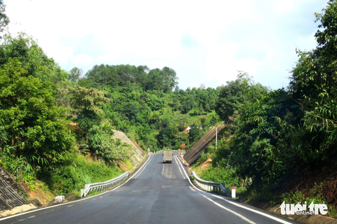 Đèo Măng Đen mới được làm dài 12 km thay đèo cũ, tránh vào thị trấn Đăk Rve (huyện Kon Rẫy) để đi thẳng hết quốc lộ 24 đến TP Kon Tum - Ảnh: T.T.D. Đèo Măng Đen được làm mới dài 12km, là đường tránh, không đi vào thị trấn Đăk Rve (huyện Kon Rẫy) như đường đèo cũ, mà đi thẳng hết quốc lộ 24 đến TP Kon Tum - Ảnh: T.T.D.