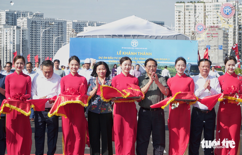 Thủ tướng khánh thành cầu Vĩnh Tuy 2 - Ảnh 5. Thủ tướng Phạm Minh Chính cùng lãnh đạo Hà Nội cắt băng khánh thành cầu Vĩnh Tuy 2 - Ảnh: PHẠM TUẤN
