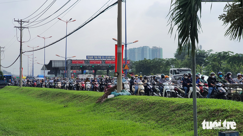 Kẹt xe 'cứng ngắt' trên đường Võ Nguyên Giáp, nhiều người trễ giờ làm - Ảnh 3. Kẹt xe, ùn ứ nghiêm trọng khiến nhiều người trễ giờ làm vào sáng 30-8 - Ảnh: MINH HÒA