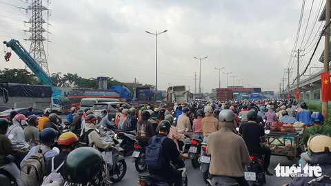 Kẹt xe 'cứng ngắt' trên đường Võ Nguyên Giáp, nhiều người trễ giờ làm - Ảnh 4. Dòng xe máy nhích từng chút qua đoạn kẹt nghiêm trọng khúc gần đến cầu Rạch Chiếc - Ảnh: MINH HÒA