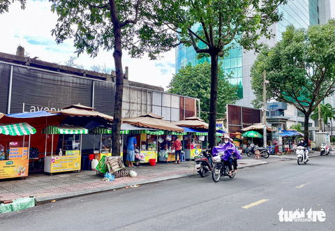 Cần mở rộng thêm ‘phố hàng rong’ ở TP.HCM - Ảnh 1. "Phố hàng rong" trên đường Nguyễn Văn Chiêm (quận 1) được tổ chức bài bản, gọn gàng - Ảnh: CHÂU TUẤN