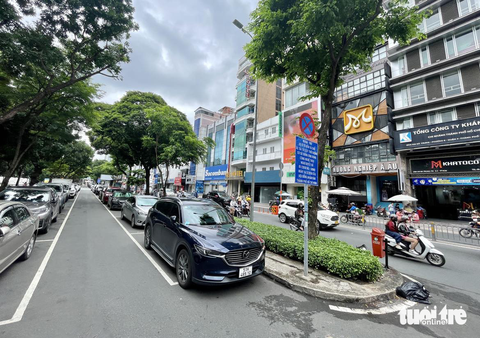 Cần mở rộng thêm ‘phố hàng rong’ ở TP.HCM - Ảnh 2. Vị trí cho thuê vỉa hè, lòng đường để xe ở công viên Lê Văn Tám - Ảnh: PHƯƠNG NHI