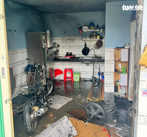 Bên trong phòng trọ bị nổ có xe máy và nhiều đồ vật bị cháy - Ảnh: T.D. Bên trong phòng trọ bị nổ có xe máy và nhiều đồ vật bị cháy - Ảnh: T.D.