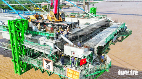 Dự án Cầu Mỹ Thuận 2 thi công xuyên lễ, chốt ngày hợp long 20-10 - Ảnh 1. Khoảng 200 công nhân sẽ thi công xuyên lễ trên công trình cầu Mỹ Thuận 2 trong dịp lễ Quốc khánh 2-9 - Ảnh: M.T.