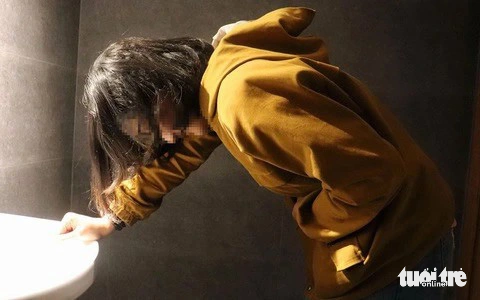 Viêm ruột thừa: Có phải ai cũng mắc? Làm sao không nhầm lẫn đau bụng thông thường? - Ảnh 1. Đau bụng là dấu hiệu đầu tiên và điển hình khi ruột thừa bị viêm nhưng còn nhiều người nhầm lẫn - Ảnh: X.MAI