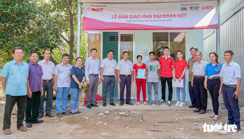 ‘Có ngôi nhà này, tôi yên tâm và có cuộc sống ổn định hơn…’ - Ảnh 1. Chị Gái rất hạnh phúc khi nhận được ngôi nhà do INSEE Việt Nam và nhiều đối tác hỗ trợ xây dựng - Ảnh: INSEE Việt Nam