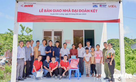 ‘Có ngôi nhà này, tôi yên tâm và có cuộc sống ổn định hơn…’ - Ảnh 2. Có ngôi nhà này là cả mơ ước của chị Diểm - Ảnh: INSEE Việt Nam