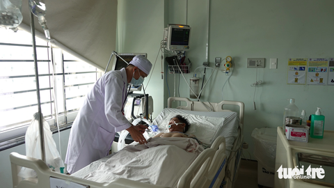 Hai trong ba người ngộ độc rượu ở Kiên Giang đã tử vong - Ảnh 1. Bệnh nhân N.T.H. (44 tuổi, ở TP Rạch Giá) ngô độc rượu đã tử vong - Ảnh: CHÍ CÔNG