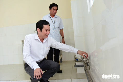 Giám đốc Bệnh viện Lê Văn Thịnh: 'Cần thiết làm xuyên lễ để bà con được chạy thận ở ngay Cần Giờ' - Ảnh 7. Bác sĩ Trần Văn Khanh cùng bác sĩ Đoàn Ngọc Huệ kiểm tra đường dẫn hệ thống RO - Ảnh: DUYÊN PHAN