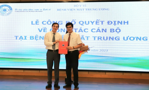 Bộ Y tế điều lãnh đạo về điều hành Bệnh viện Mắt trung ương - Ảnh 1. Ông Nguyễn Tuấn Hưng (bên phải) nhận quyết định điều hành Bệnh viện Mắt trung ương - Ảnh: TRẦN MINH