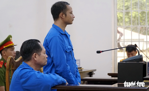 Cho vay ‘bóc lột’, rửa tiền ‘tinh vi’, Thiện Soi bị đề nghị mức án 14-16 năm tù - Ảnh 1. Thiện Soi (ngồi) và con trai nghe đại diện VKS công bố bản luận tội - Ảnh: Đ.H