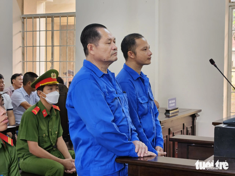 Cho vay ‘bóc lột’, rửa tiền ‘tinh vi’, Thiện Soi bị đề nghị mức án 14-16 năm tù - Ảnh 5. Cha con bị cáo Thiện Soi tại tòa - Ảnh: ĐÔNG HÀ