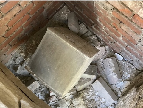 Điều bất ngờ bên trong chiếc hộp thời gian 200 năm tuổi - Ảnh 1. Chiếc hộp được tìm thấy trong quá trình trùng tu tượng đài Thaddeus Kościuszko.