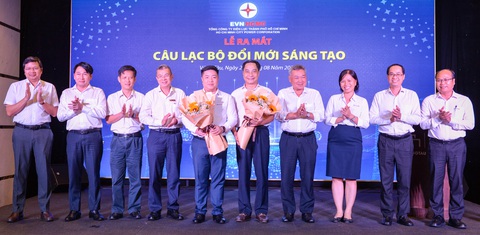 Điện lực TPHCM ra mắt Câu lạc bộ Đổi mới sáng tạo - Ảnh 1. Chủ tịch HĐTV EVNHCMC Phạm Quốc Bảo và Tổng giám đốc EVNHCMC Nguyễn Văn Thanh tặng hoa chúc mừng Ban quản trị Câu lạc bộ Đổi mới sáng tạo