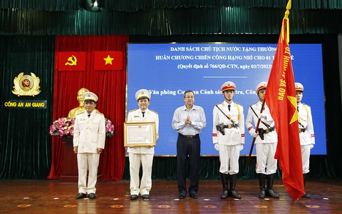 Công an tỉnh An Giang nhận Huân chương chiến công hạng Nhì - Ảnh 1. Thừa ủy quyền Chủ tịch nước, ông Lê Văn Nưng - phó bí thư thường trực Tỉnh ủy - trao Huân chương Chiến công hạng nhì cho Công an tỉnh An Giang - Ảnh: TIẾN VŨ