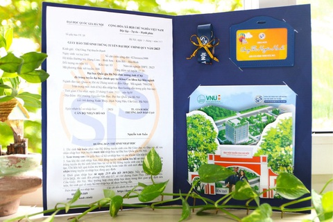 Giấy báo nhập học xịn xò khiến tân sinh viên 'quắn quéo' - Ảnh 1. Giấy báo nhập học được chuẩn bị tỉ mỉ khiến tân sinh viên thích thú - Ảnh: H.H.