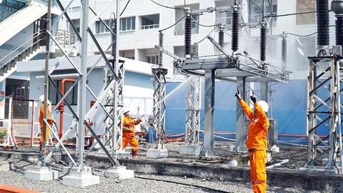 Công nhân Công ty Lưới điện cao thế xử lý bụi bẩn bám ở các chuỗi sứ và thiết bị trong trạm biến áp - Ảnh: Hoàng Tâm Công nhân Công ty Lưới điện cao thế xử lý bụi bẩn bám ở các chuỗi sứ và thiết bị trong trạm biến áp - Ảnh: Hoàng Tâm