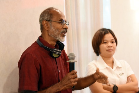 Đàn voi rừng ở Đồng Nai tăng gấp đôi 'nhờ' bẫy ảnh - Ảnh 3. TS Pruthu Fernando trả lời câu hỏi của các đại biểu tại hội thảo - Ảnh: A LỘC