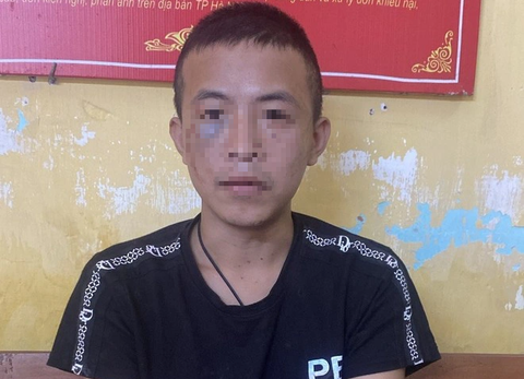 Nam thanh niên dùng dao chém trọng thương 3 người trong một gia đình - Ảnh 1. Nghi phạm Bình tại cơ quan công an - Ảnh: Công an cung cấp