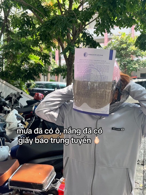 Thêm một cú flex với giấy báo trúng tuyển của Trường đại học Luật Hà Nội - Ảnh: F.B Thêm một cú flex với giấy báo trúng tuyển của Trường đại học Luật Hà Nội - Ảnh: F.B