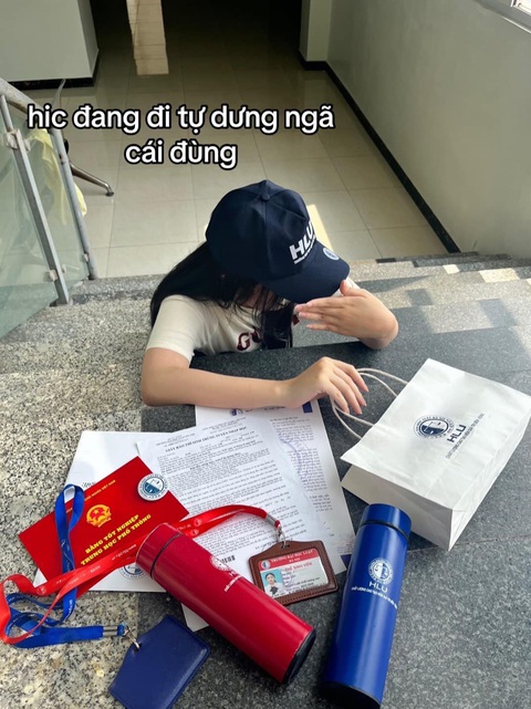 Đang đi tự dưng ngã, đụng phải giấy báo trúng tuyển và quà của Trường đại học Luật HN - Ảnh: F.B Đang đi tự dưng ngã, đụng phải giấy báo trúng tuyển và quà của Trường đại học Luật Hà Nội - Ảnh: F.B