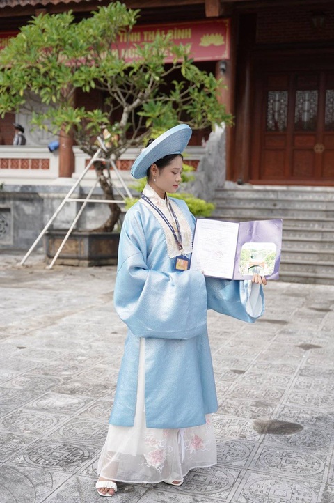 Quần áo thướt tha flex cùng giấy báo trúng tuyển khoa Các khoa học học liên ngành, ĐH Quốc gia Hà Nội - Ảnh: F.B Quần áo thướt tha flex cùng giấy báo trúng tuyển khoa Các khoa học học liên ngành, Đại học Quốc gia Hà Nội - Ảnh: F.B
