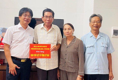 Chính quyền TP Đông Hà thay mặt các đơn vị tài trợ trao tủ thờ cho gia đình liệt sĩ Gạc Ma Tống Sĩ Bái Chính quyền TP Đông Hà thay mặt các đơn vị tài trợ trao tủ thờ cho gia đình liệt sĩ Gạc Ma Tống Sĩ Bái - Ảnh: Q.NAM
