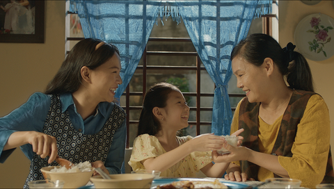 Món quà tuyệt vời cho cha mẹ mùa Vu Lan - Ảnh 2. Những phút giây cả nhà ở bên nhau, những quan tâm chăm sóc hàng ngày mới là niềm mong mỏi của các bậc sinh thành.