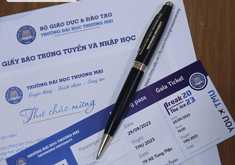 Giấy báo nhập học xịn xò khiến tân sinh viên 'quắn quéo' - Ảnh 5. Nhiều tân sinh viên flex khắp nơi combo giấy báo nhập học của Trường đại học Thương mại - Ảnh: T.U.