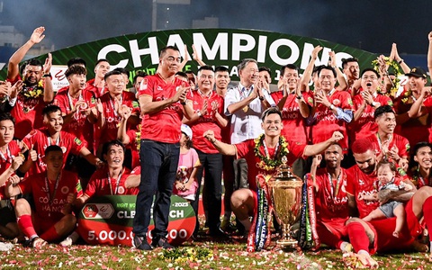 Vô địch, CLB Công An Hà Nội không có đại diện nào ở các giải thưởng V-League 2023 - Ảnh 2. HLV Trần Tiến Đại (đứng hàng đầu) cùng CLB Công An Hà Nội ăn mừng cúp vô địch - Ảnh: NAM TRẦN