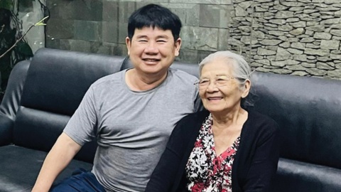 Nuôi giấc mơ nghệ thuật từ khu tập thể văn công - Ảnh 8. Họa sĩ Hồng Quân và mẹ anh, nghệ sĩ Phi Điểu - Ảnh: NVCC