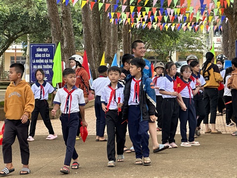 Học sinh tại Đắk Nông trước thềm năm học mới - Ảnh: TÂM AN Bộ trưởng Bộ Giáo dục và Đào tạo Nguyễn Kim Sơn nói Đắk Nông cần đẩy mạnh xã hội hóa giáo dục. Trong ảnh: Học sinh tại Đắk Nông trước thềm năm học mới - Ảnh: TÂM AN