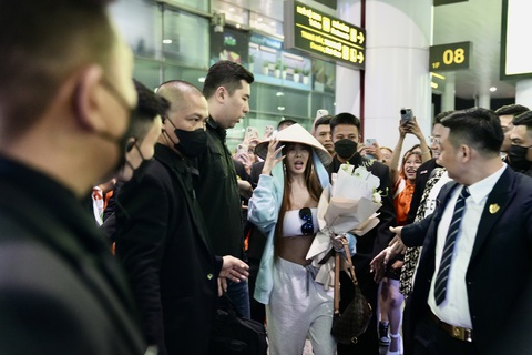 'Chị đại Kpop' Jessi đến Việt Nam, hát cùng Đen Vâu, B Ray - Ảnh 3. "Chị đại K-pop" bất ngờ khi được tặng hoa, nón lá và dàn vệ sĩ