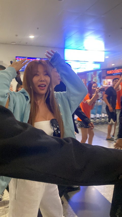 'Chị đại Kpop' Jessi đến Việt Nam, hát cùng Đen Vâu, B Ray - Ảnh 1. Jessi đến Hà Nội vào đêm muộn nhưng được nhiều fan chờ đón