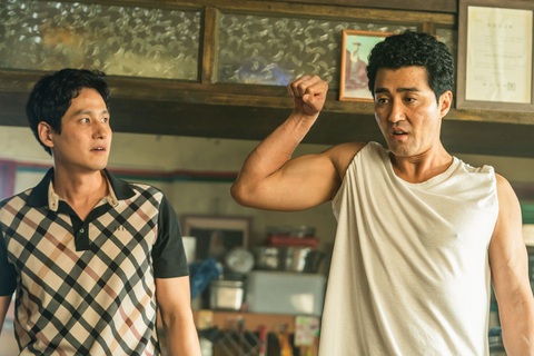Top 10 bộ phim chủ đề gia đình khiến bạn khóc cạn nước mắt (P1) - Ảnh 11. Cha Seung Won trở thành bố Lee khù khờ chỉ dùng cơ bắp để nói chuyện