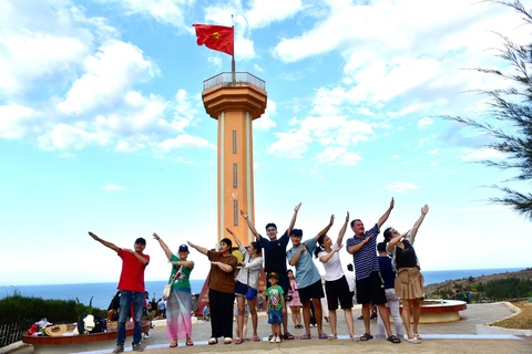 Du khách các nơi đến tham quan các điểm du lịch trên đảo Lý Sơn, Quảng Ngãi vào tháng 8-2023 - Ảnh: T.T.D. Du khách các nơi đến tham quan các điểm du lịch trên đảo Lý Sơn, Quảng Ngãi vào tháng 8-2023 - Ảnh: T.T.D.
