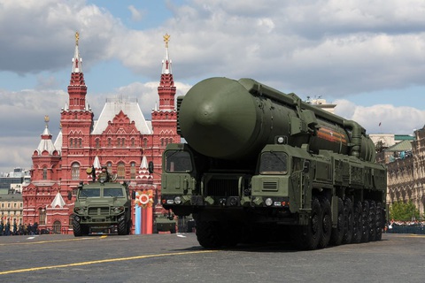 Hệ thống tên lửa đạn đạo liên lục địa (ICBM) của Nga xuất hiện trong cuộc duyệt binh kỷ niệm ngày Chiến thắng 9-5-2023 - Ảnh: ZUMA PRESS Hệ thống tên lửa đạn đạo liên lục địa (ICBM) của Nga xuất hiện trong cuộc duyệt binh kỷ niệm ngày Chiến thắng 9-5-2023 - Ảnh: ZUMA PRESS