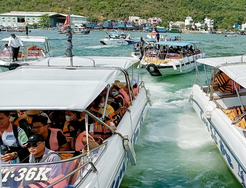 Các tour du lịch biển đảo tại Nha Trang sẽ hút khách tham quan - Ảnh: MINH CHIẾN Các tour du lịch biển đảo tại Nha Trang sẽ hút khách tham quan - Ảnh: MINH CHIẾN